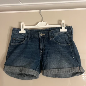 Mörkblå jeansshorts! - Snygga mörkblå jeansshorts som passar perfekt för sommaren!
