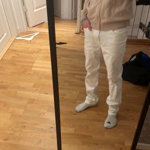 Vita slim fit jeansbyxor med hyper stretch - Säljer ett par vita jeansbyxor med slim passform och hyper stretch. Byxorna har klassisk femficksdesign och är i storlek 30x30. Perfekta för dig som vill ha ett par stilrena och bekväma jeans med smal siluett. Bara prövat några gånger.