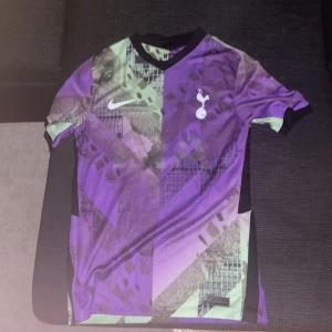 Tottenham Hotspur bortatröja Nike - Säljer nu denna spurs T-shirten då den inte kommer till användning. Aia sponsoren har åkt av i tvätten men annars är det inget fel på den. Den är helt äkta och köpt för 1299kr 
