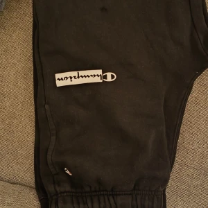 Svarta mjukisbyxor från Champion - Svarta mjukisbyxor från Champion med resår i midjan och benslut samt snörning. Säljer för att de är för små för mig.