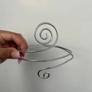 Enkel tunn armcuff  - 🌸Går att böja ut eller in för att få din perfekta passform 🌺 🌸Finns både i silver och guld✨  Gör även customs!! Skicka in bild eller din idé så kan vi nog säkert lösa det 🥰