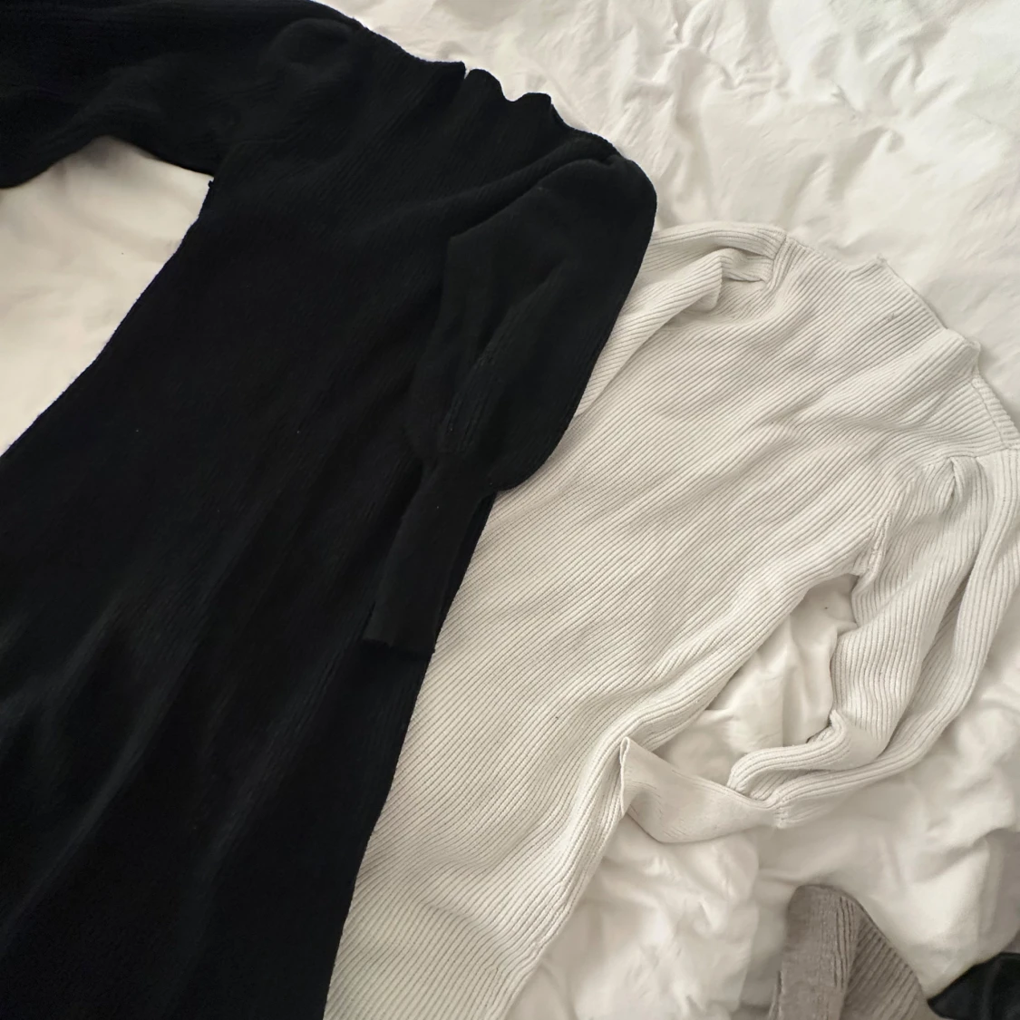 Ribbad långklänning i svart