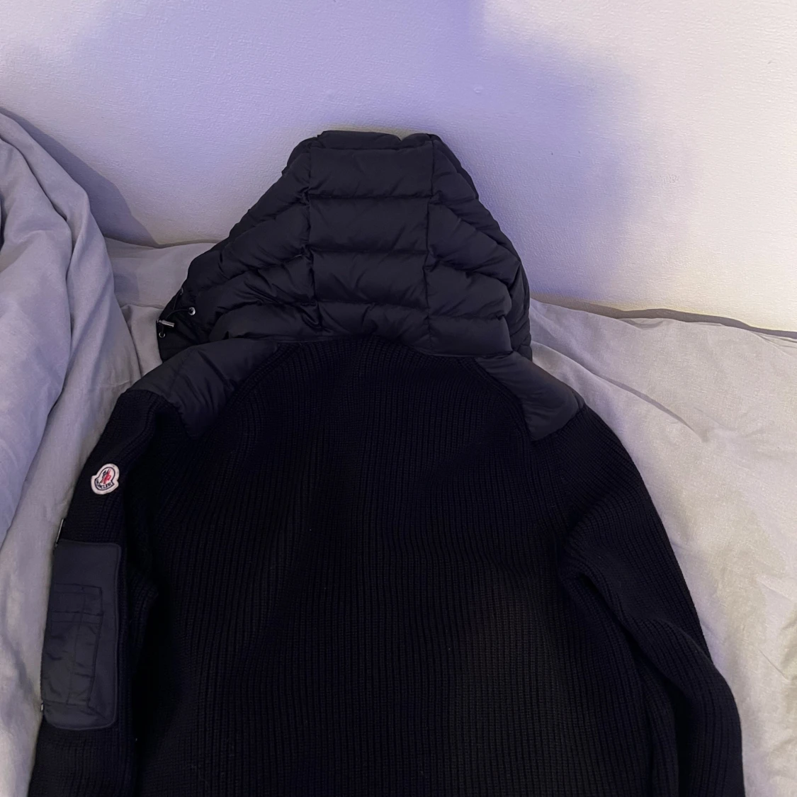 Svart pufferjacka med stickade ärmar från Moncler - 1