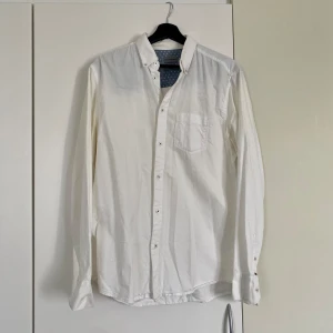 Skjorta Bruun & Stengade - Vit skjorta från Bruun & Stengade, herr. Nypris 800kr säljes för 120kr. Mindre synlig svettfläck som alldeles säkert går bort med galltvål eller motsvarande (se bild).☺️
