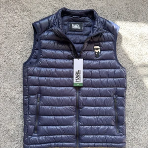 Marinblå Karl Lagerfeld Väst, HELT NY! (M) - 📊 Färg: Marinblå                                                                   📜 Mått: Storlek: 48 sitter som M                                                            ♻️ Skick: 10/10 ( HELT NY MED TAGS!).                          Nypris på 2500 och självklart är den autentisk!                                                                     🚛 Skickas samma dag!