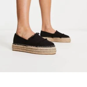 Svarta sneakers  - Snygga svarta sneakers från Zalando.💕 endast använda en gång. Säljer då de är för stora för mig🥰