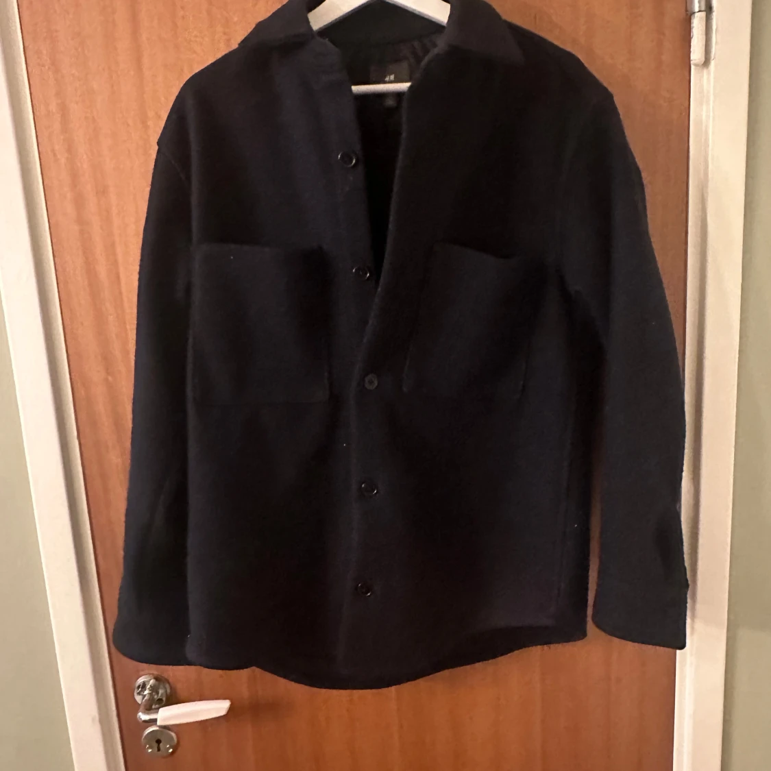 Svart overshirt med knappar