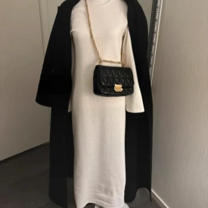 Vit klänning  - Helt ny klänning – Pris är fast, inga bud  Inköpt för 549 säljer för 340kr  	•	Made in Italy 🇮🇹 	•	One size – passar bäst för XS-M 	•	Längd: 130 cm 	•	Tjockt material – ser på sista bilden, inte genomskinligt.  