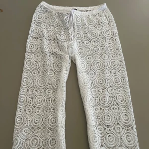Vita spetsbyxor - Snygga spetsbyxor som man kan ha över shorts eller bikini. Aldrig använda. Storlek S från Calzedonia. Kontakta för bild på💗