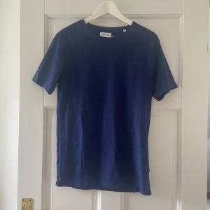 säljer en klassisk mörkblå t-shirt från märket Lindbergh - Jättesnygg mörkblå T-shirt ifrån märket Lindbergh white i storlek herr M, i väldigt bra skick då den knappt är använd och den är perfekt till våren&sommaren inför alla speciella tillfällen som studenten, olika middagar, midsommarafton eller bara till vardagen⭐️Den är väldigt skön/mjuk, har en fin färg, är och bra material/kvalitet, är unik, har fin passform, är ett bra basplagg och passar med allt👍🏻(Säljer den åt min bror) Skriv om funderingar, lämna gärna omdöme om köpt och priset kan diskuteras😊