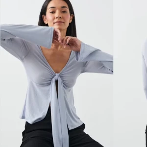 Ljusblå långärmad topp med knyt framtill - Gina ljusblå knitted top, använd få gånger. Strl S