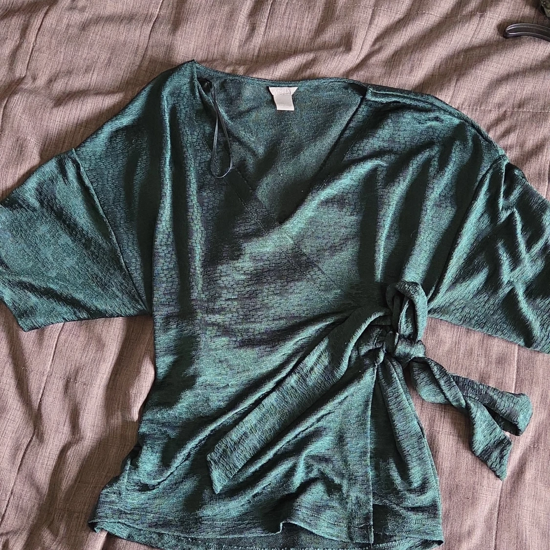 Grön omlottopp med knyt från Lindex