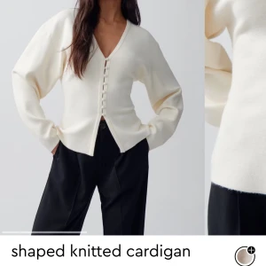 Vit stickad kofta med knappar - Säljer en vit stickad kofta med v-ringning från Gina trico. Den är helt ny och har bara testats 2 ggr 