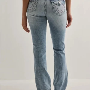 True Religion jeans - True Religion jeans. Dom har blivit insydda för att göra dom mer low waist och tajtare i låren som inte syns när jeansen är på