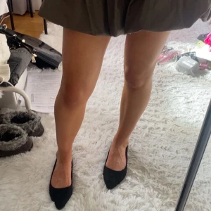 Svarta ballerina skor - Intressekoll på dessa så himla fina helt nya ballerina skor, aldrig använda! Säljer då jag råkade beställa en alldeles för stor storlek. Jätte jätte jätte stora i storlek så ta måtten istället för missvisning !!!! : längd  25 cm 