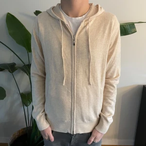 Kashmir/Merinoull Zip Hoodie - En riktigt stilig Kashmir/Merinoull Zip Hoodie i en snygg beige färg!🌟 Storlek S, modellen är 178 cm. Bara testad, aldrig använd! Hör av dig vid intresse eller minsta fundering😊