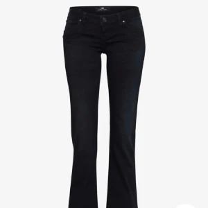 Ltb  bootcut jeans - Snygga svarta jeans med bootcut passform och klassisk femficksdesign. Byxorna har knapp och dragkedja framtill samt bälteshällor i midjan. Perfekta för en stilren look.