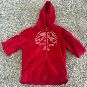 Röd hoodie från One of One - Säljer min röda zip hoodie från One of One då den inte används. Tröjan är i fint skick. Mvh Gustav
