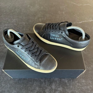 Saint Laurent skor - REA-VECKA OCH SKORNA ÄR NEDSATTA TILL SÖNDAG! Saint Laurent skor - Grymt skick - Storlek: 40  - Tillbehör: Utan tillbehör  - Nypris: 7000 kr  -  Denna modellen är stor i storleken och vi rekommenderar att gå ner en storlek  -  Skriv till oss om du har frågor 📩