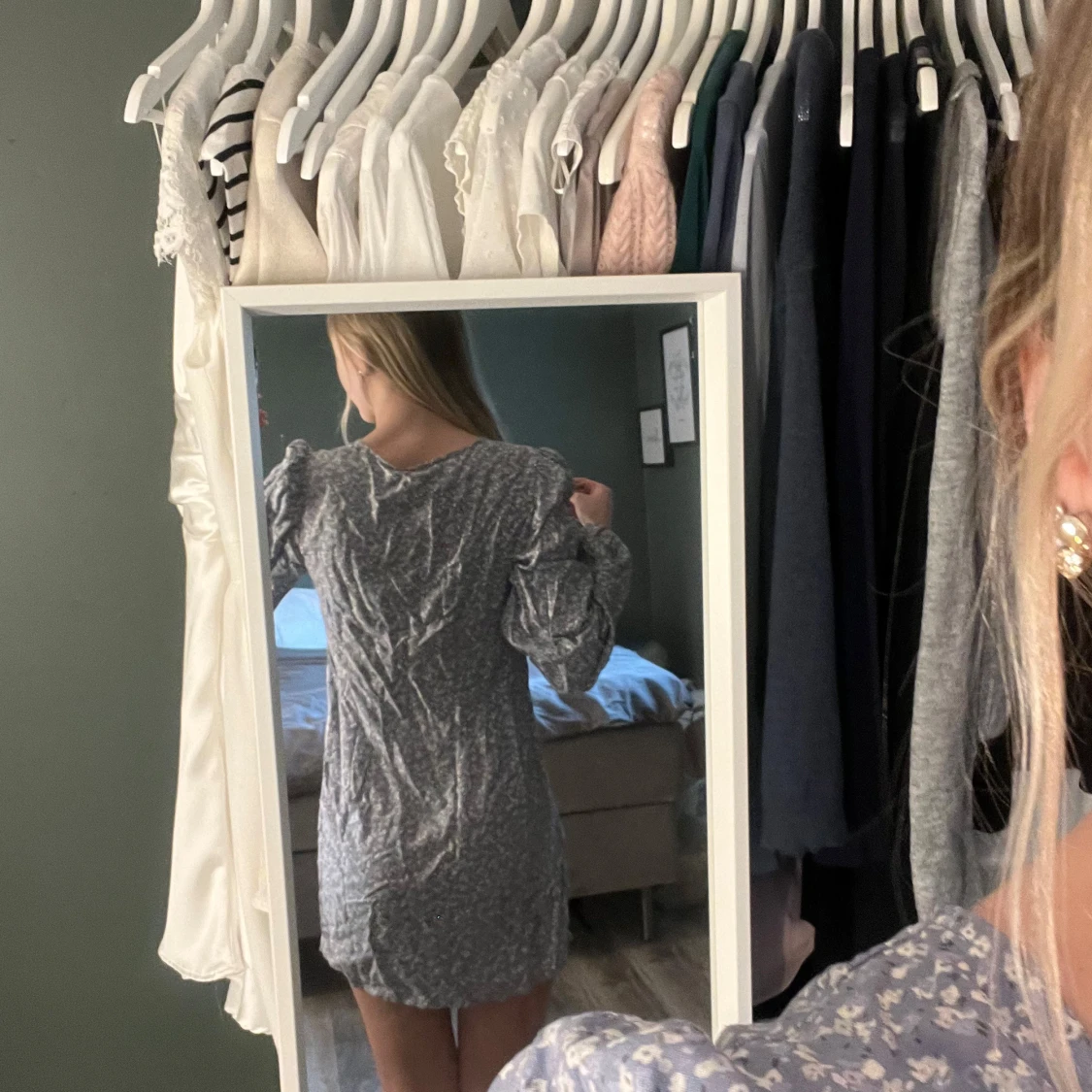 Blommig kortklänning med v-ringning - 1