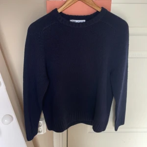 Mörkblå stickad tröja från Zara  - Säljer en helt ny tröja från Zara, som jag tyvärr aldrig andvänt. Nypris 550 💕