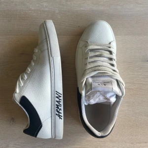 Armani skor - Riktigt feta Armani skor i extremt bra skick. Storlek 41 men de är stora i storleken så passar perfekt på dig som har 42-42,5. Priset går att diskutera och det är bara att skriva vid frågor.