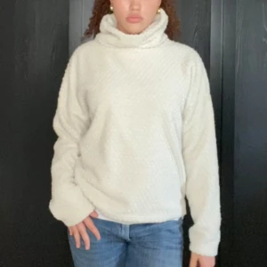 Créme vit fleece-tröja med polokrage - Denna cremevita tjocktröjan är perfekt till när det är kyligare ute och är väldigt mjuk och gosig.             Den är i ett fluffigt, fleeceliknande tyg och säljer då den inte längre kommer till användning🤍           Priset går att diskutera om det ej finns flera intresserade🤍                                                              Det är bara att höra av sig vid frågor🤍
