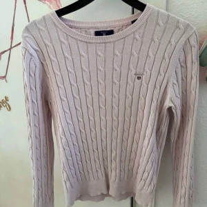 Ljusrosa kabelstickad tröja från GANT - Pullover till Tjej/Dam stl xs/s  Äkta  Pris 350kr styck (nypris 1000-2000kr styck) Finns i Bjuv Swish Bilderna gör inte färgerna riktigt rättvisa.