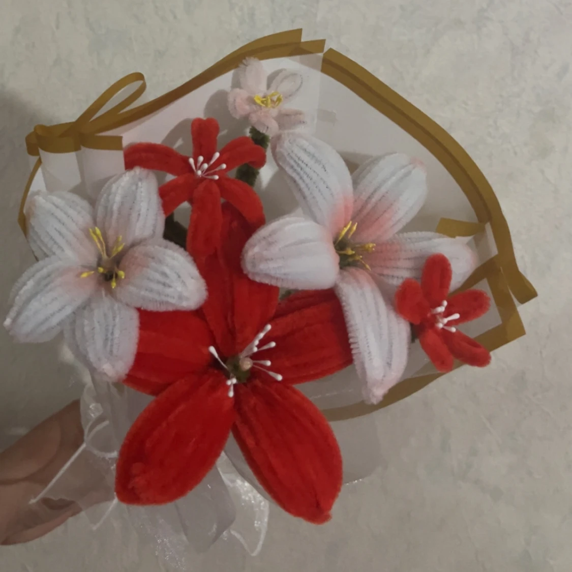 Bukett med handgjorda blommor i rött och vitt - 4