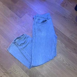 Grå Vailent jeans - Säljer ett par grå vailent skater jeans sotter typ som relaxed straight fräscha och inte mycket använda priset kan diskuteras 
