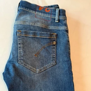  Dondup George  - Dondup jeans sälj då dem är för små sjukt snygga och nästintill nya storleken är 34 men skulle säga dem passar 32-33 vid mer fråga är de bara att skriva 