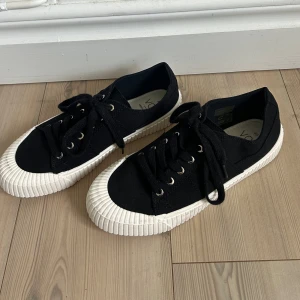 Svarta sneakers från Vox med vit sula - Snygga svarta sneakers från Vox!
