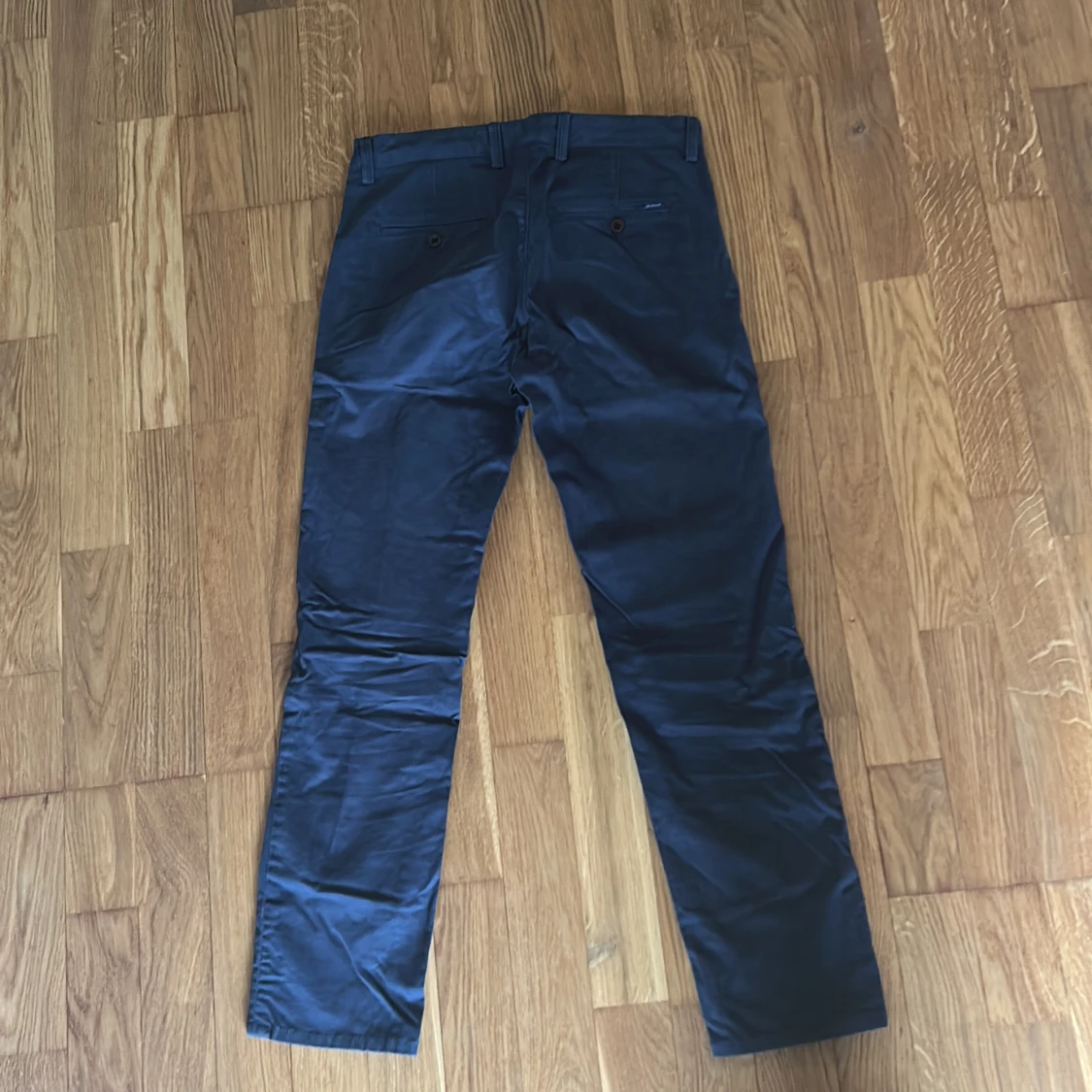 Mörkblå chinos från Gant - 3