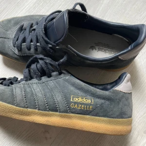 Adidas gazelle - Adidas Gazelle sneakers. Unika då de är helfärgade i marinblått med gulddetaljer. De har sina skavanker men fortfarande riktigt coola🖤