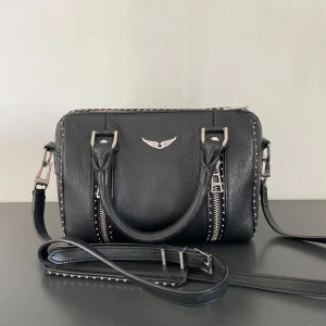 Zadig&Voltaire väska  - Säljer min Sunny Graine väska från Zadig, i storlek S. Fint skick, ser ny ut💞Nypris 5000kr