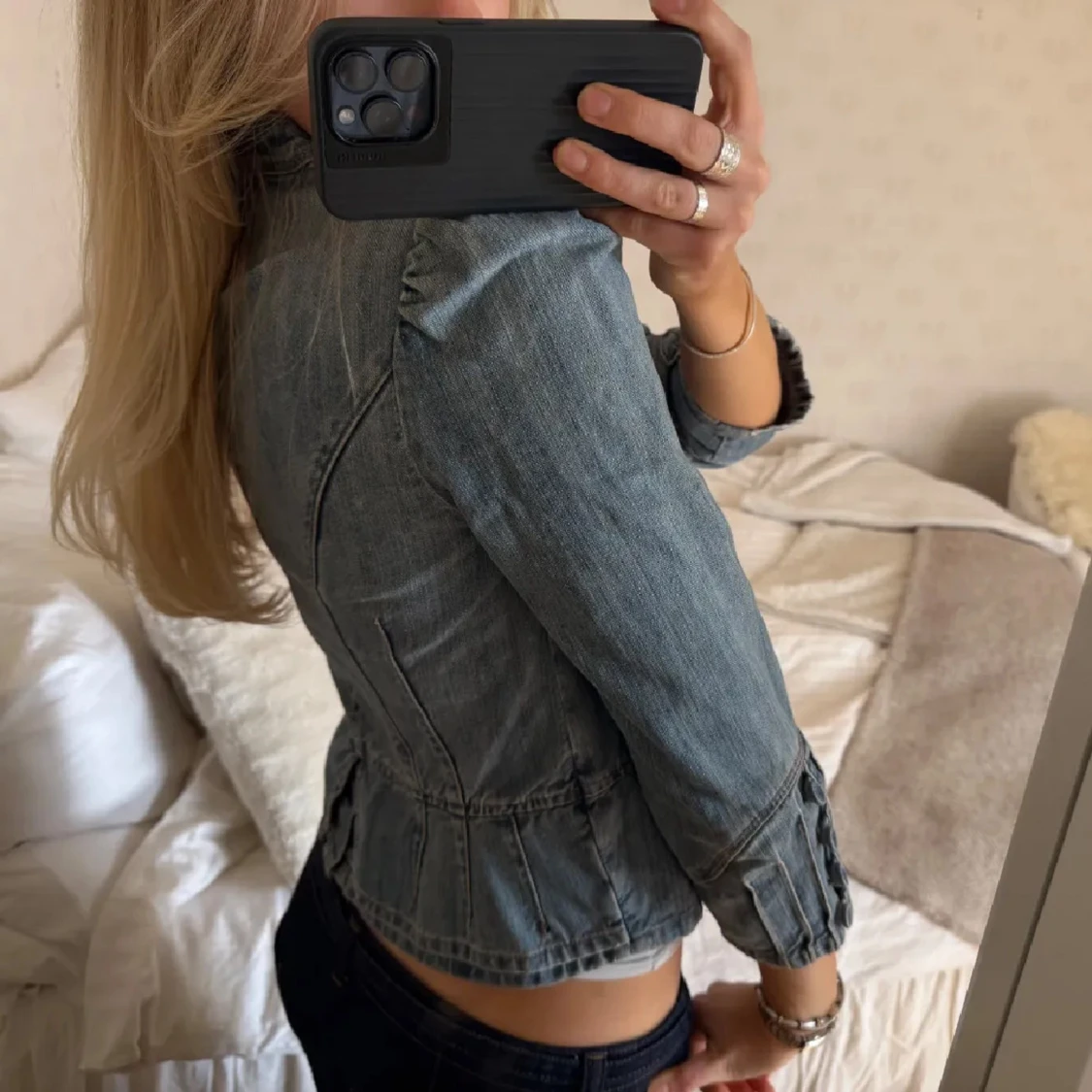 Jeansjacka med markerad midja och knappar - 3