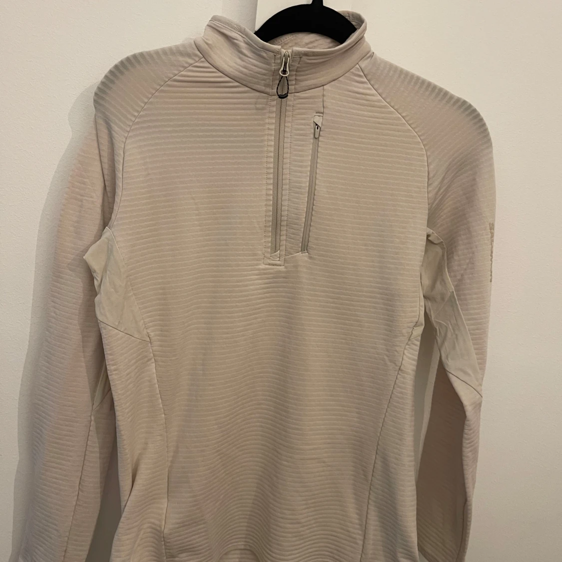 Beige långärmad tröja från Salomon