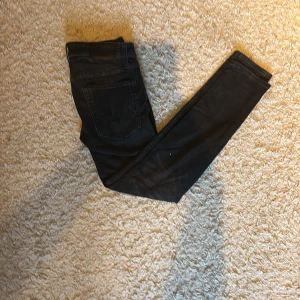 Svarta Jack & Jones jeans  - Hej, säljer nu mina jack and jones jeans då jag inte använder dom, de är i perfekt skick märks knappt att de är använda.   [Skick: 9/10] [Nypris:579:-] [Mitt pris: 299]   Hör av er vid frågor och funderingar, priset är inte hugget i sten. 