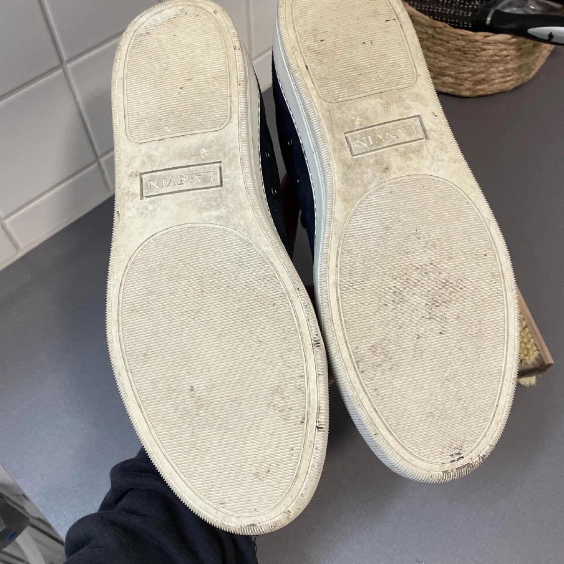 Svarta / Mörkblå sneakers från Lanvin med lacktå - 2