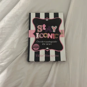 Stay Iconic: Överlevnadsguide för tjejer - En peppande och färgstark överlevnadsguide för tjejer, fylld med tips och inspiration för att ta över världen, boosta självförtroendet och hantera vardagens utmaningar. Perfekt för dig som vill vara iconic och maxa livet!