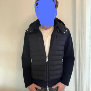 Merin blå cardigan från Philippe Sweden! - Säljer denna marin blåa cardiganen från Philippe Sweden i sjukt bra skick i storlek S modellen är 178 lång, luvan går också att ta bort om man vill de. Retail | 2000 | mitt pris | 1299 |