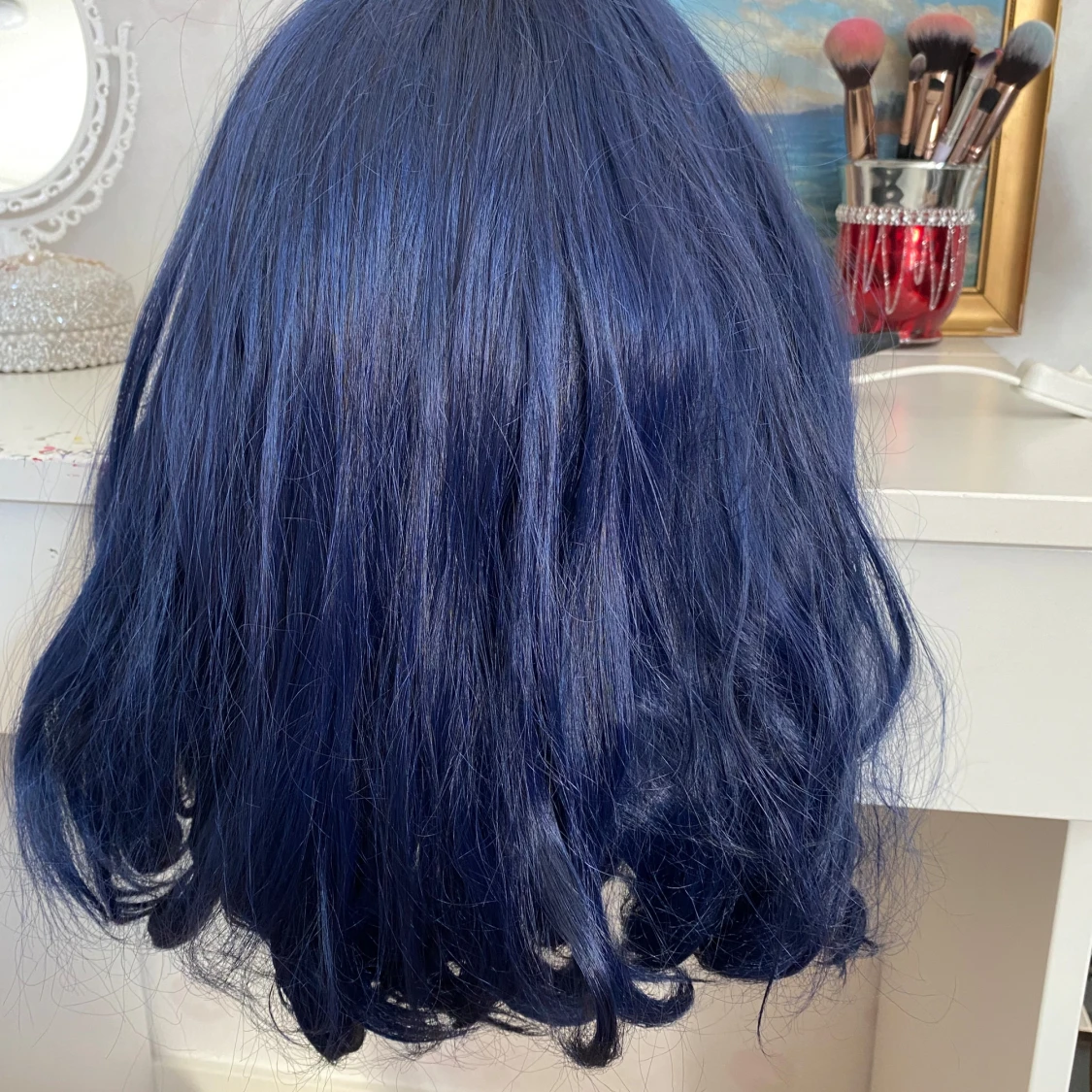 Fyra färgglada peruker i syntet - 2