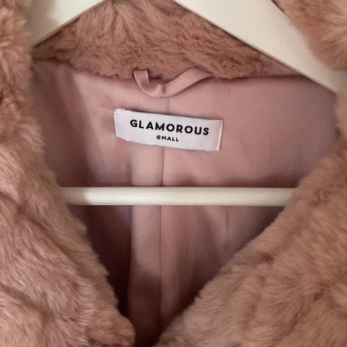 Rosa pälsjacka från Glamorous - 1