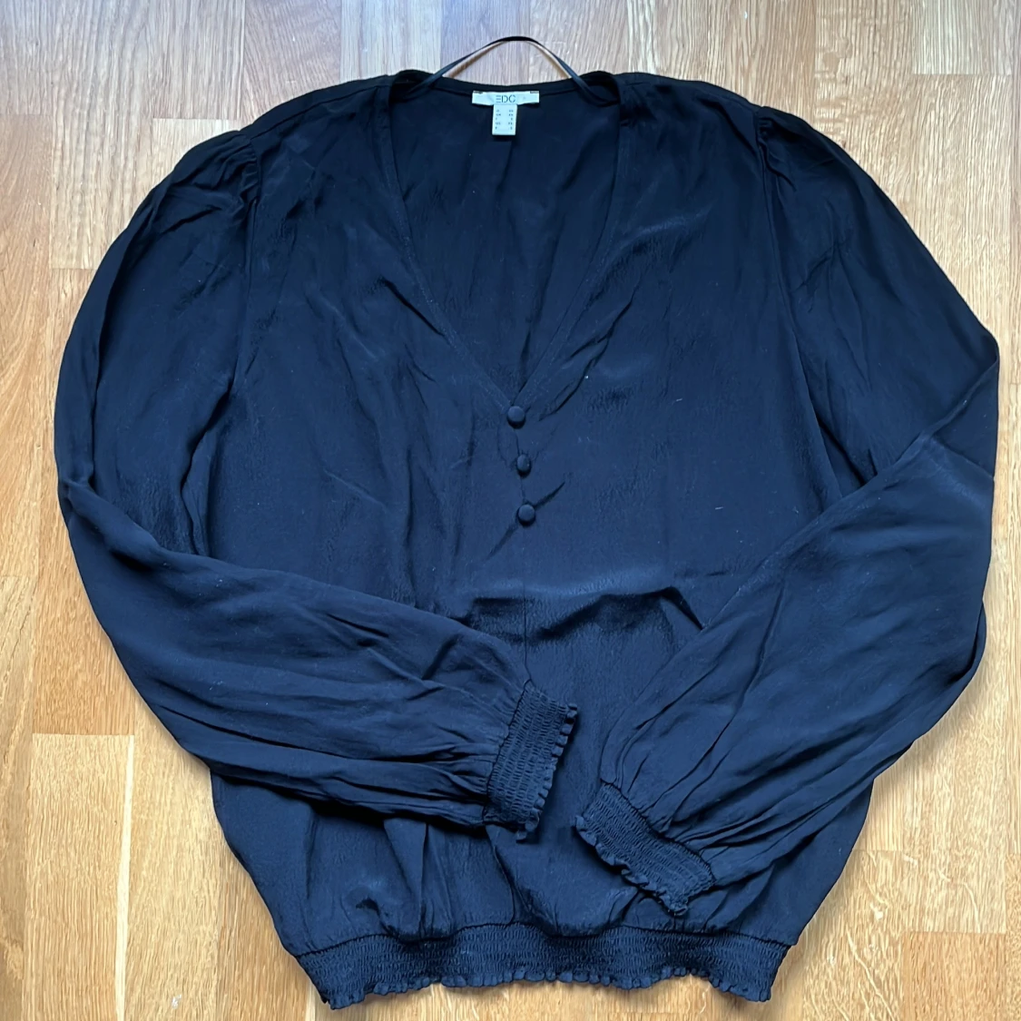 Svart blus med v-ringning från EDC - 1