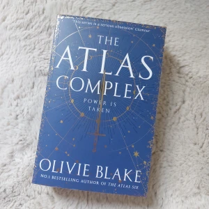 The Atlas Complex - Part 3 av 'The Atlas Six' serien, på engelska. Helt ny och oläst! Köptes från Adlibris. 💙
