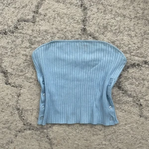 Bandeau top - Ljusblå bandeau top med knappar på sidorna💞