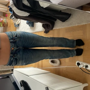 Ltb jeans  - Säljer mina jätte fina LTB jeans. De är väldigt lågmidjade och har utsvänga ben. Modellen heter valerie. Och storleken är w24 X 30 och de är lite korta på mig som är 160. Köpta för 800 kr och säljer de för 550. De är använda några gånger men är i väldigt bra skick, inga defekter. Hör av er vid mer frågor❤️❤️