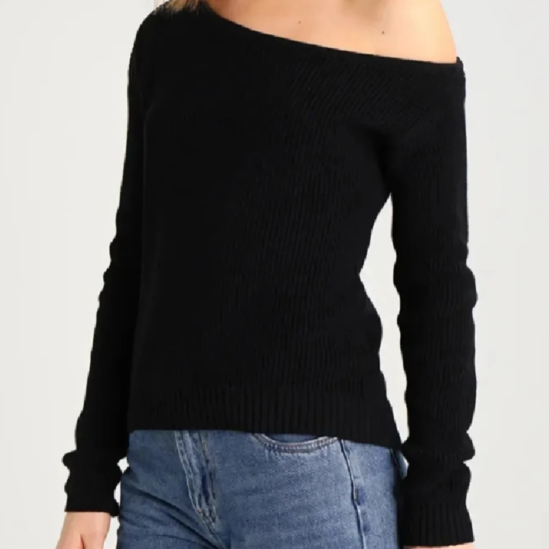 Svart stickad offshoulder tröja - 1