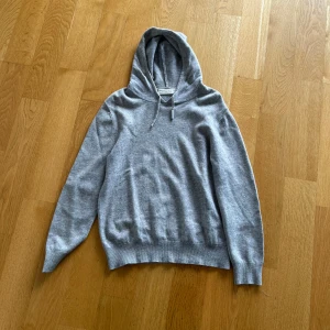 Cashmere hoodie  - En cashmere hoodie i bra skick men blev slitna på armbågarna så sydde dit lappar
