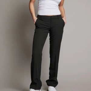 Bikbok kostymbyxor - Säljer mina svarta kostymbyxor från bikbok i modellen Vera🤍